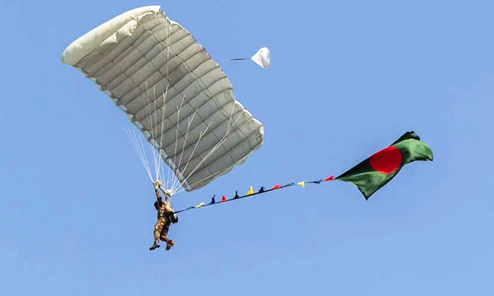 স্কাইডাইভিংয়ে সর্বাধিক পতাকা উড়িয়ে গিনেস রেকর্ড বাংলাদেশের