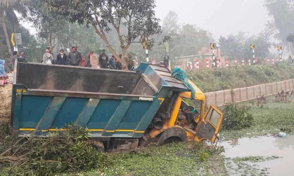 নওগাঁর মহাদেবপুরে ড্রাম্প ট্রাকের চাপায় ৫ জন নিহত