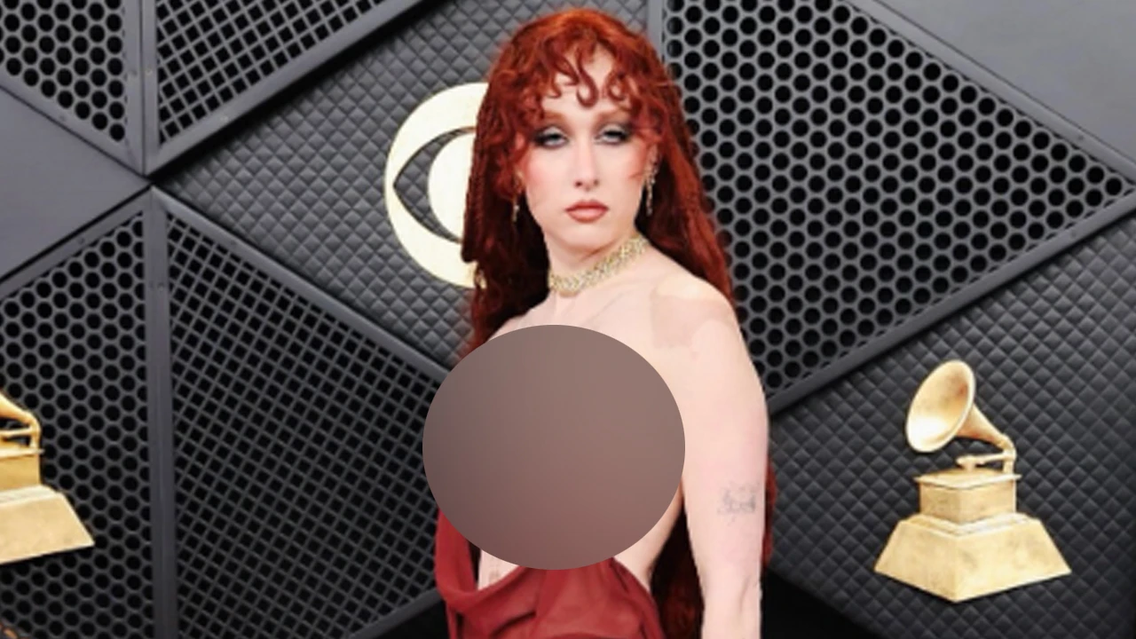 নগ্ন হয়ে রেড কার্পেটে গায়িকা