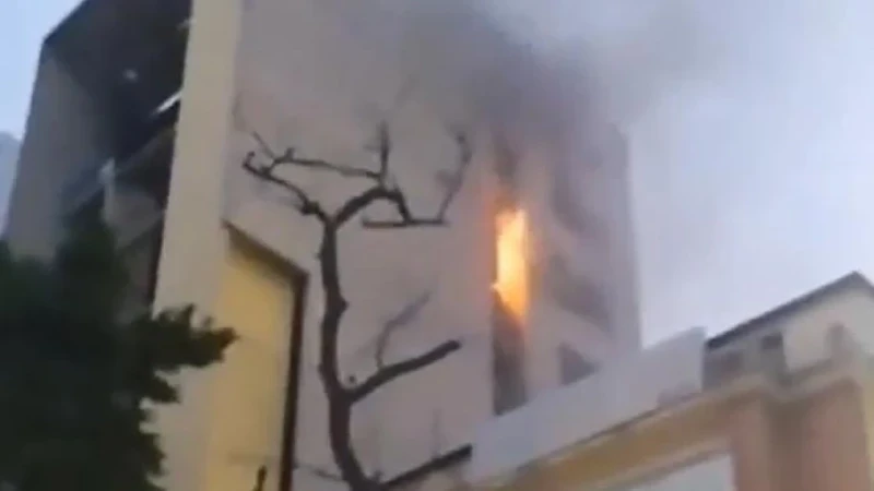 বনানীতে বহুতল ভবনে আগুন, নিয়ন্ত্রণে ৫ ইউনিট